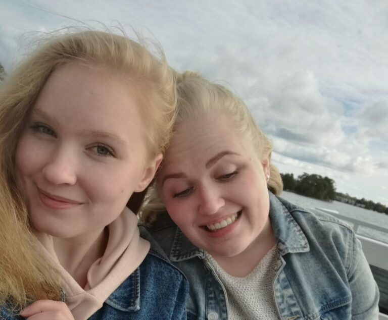 Hanna-sisko juttelee Viljalle ollessaan yksin