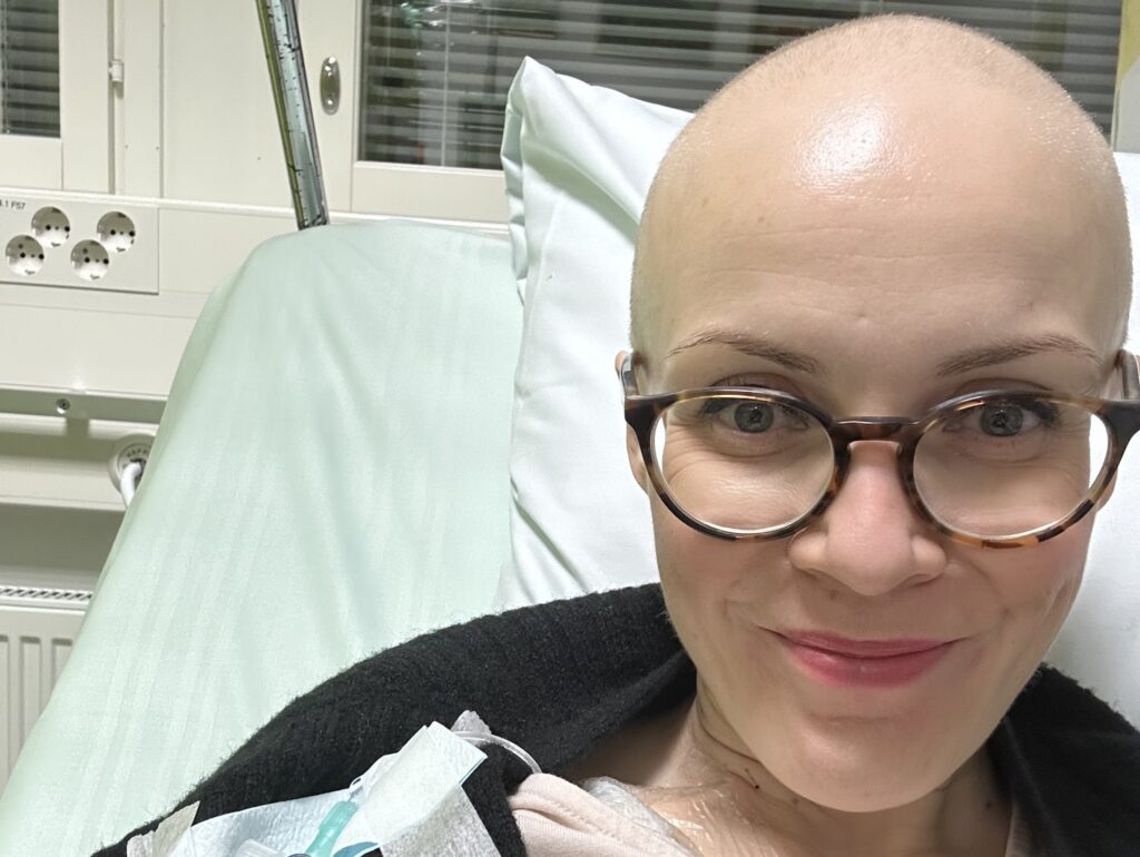 Maria KYSissa sarkoomahoitoon kuuluvassa sytostaattitiputuksessa.