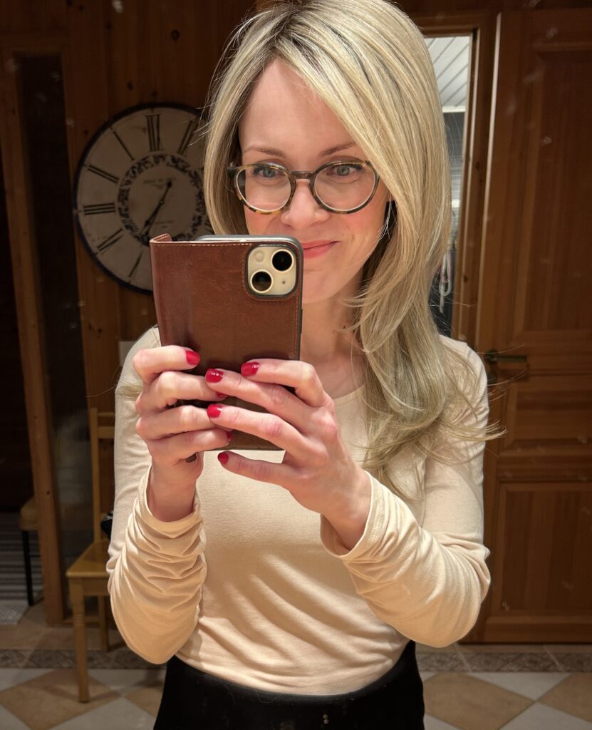 Maria ottamassa selfietä peruukki päässä.