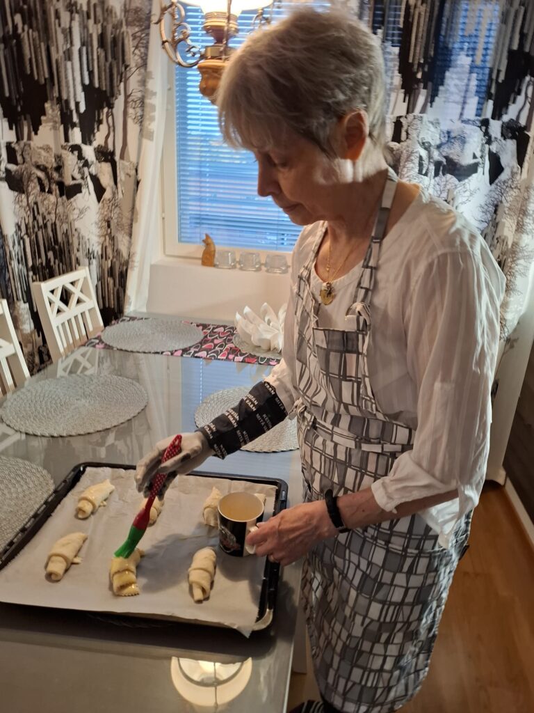 Mirja leipomassa